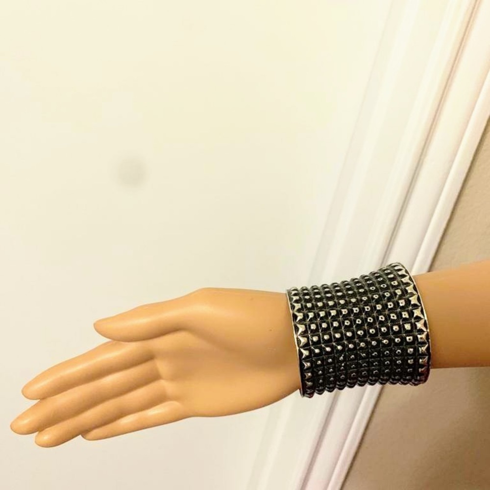 Hand cuff bracelet